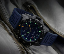 Load image into Gallery viewer, Master Carbon SEAL Automatic XS.3863